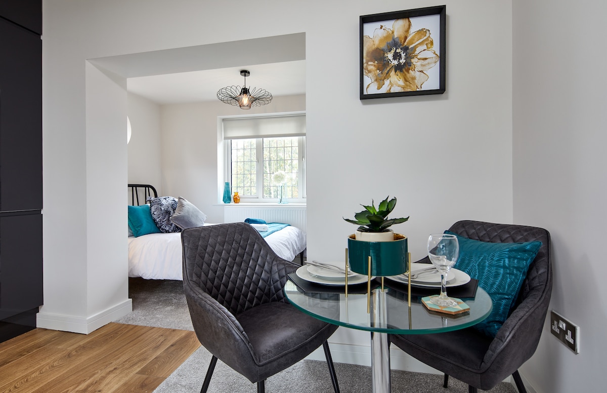 High quality crockery and glassware awaits you at your Coppergate home from home