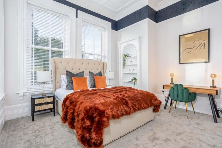Second bedroom with large double bed for colleagues or visiting family in this luxury serviced accommodation for business travel