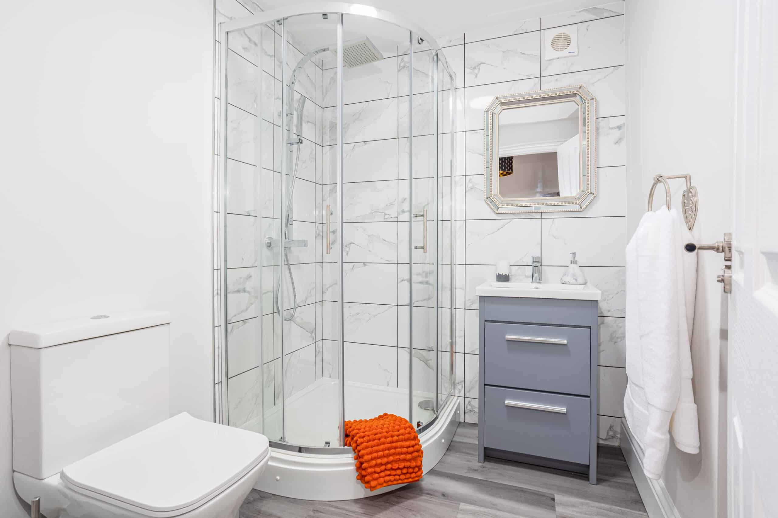 Bathroom with walk in shower, free amenities and luxury bath towels. Coppergate offers a weekly cleaning service