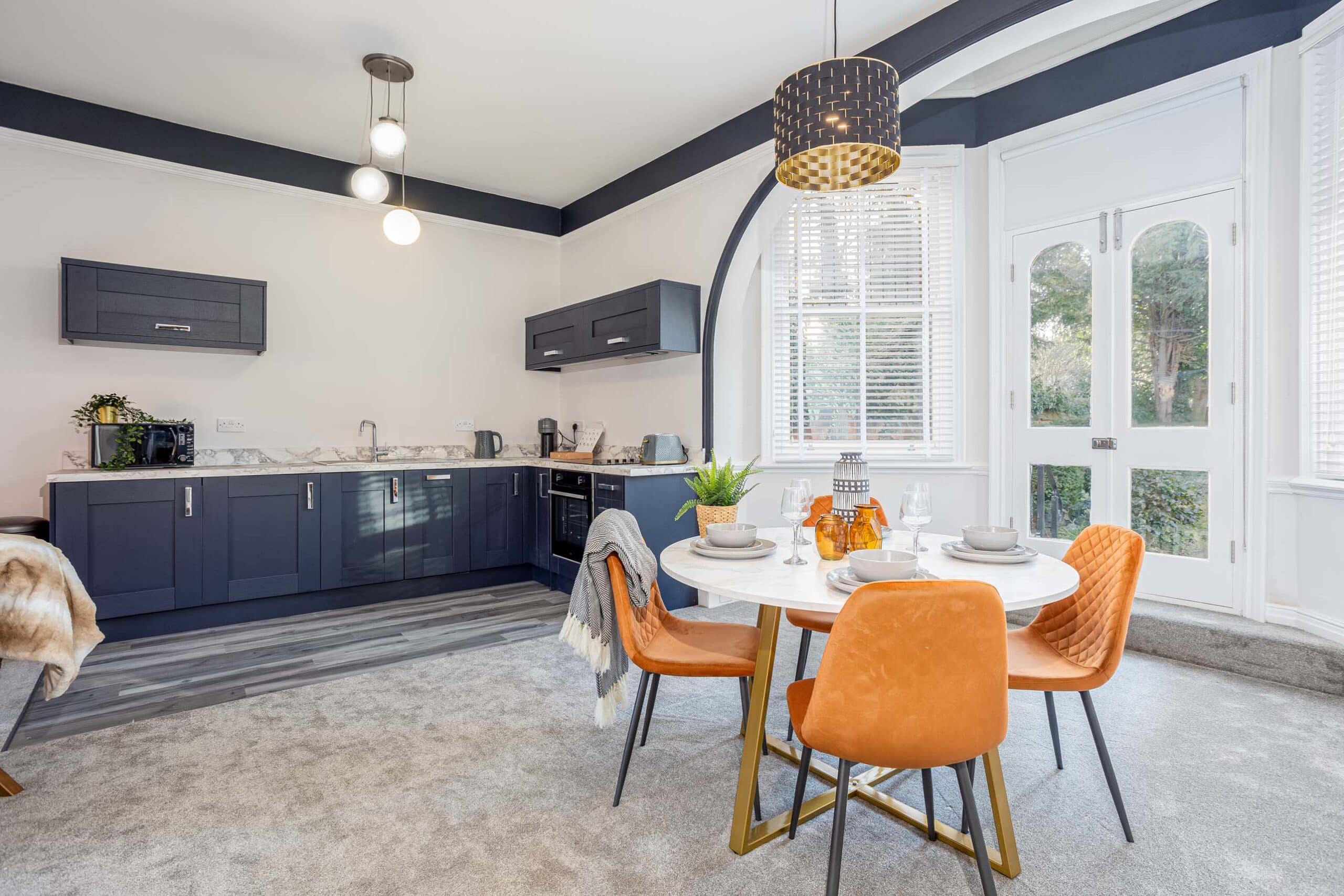 Fitted kitchen with space for sit down dining at Coppergate Serviced Accommodation in Grimsby