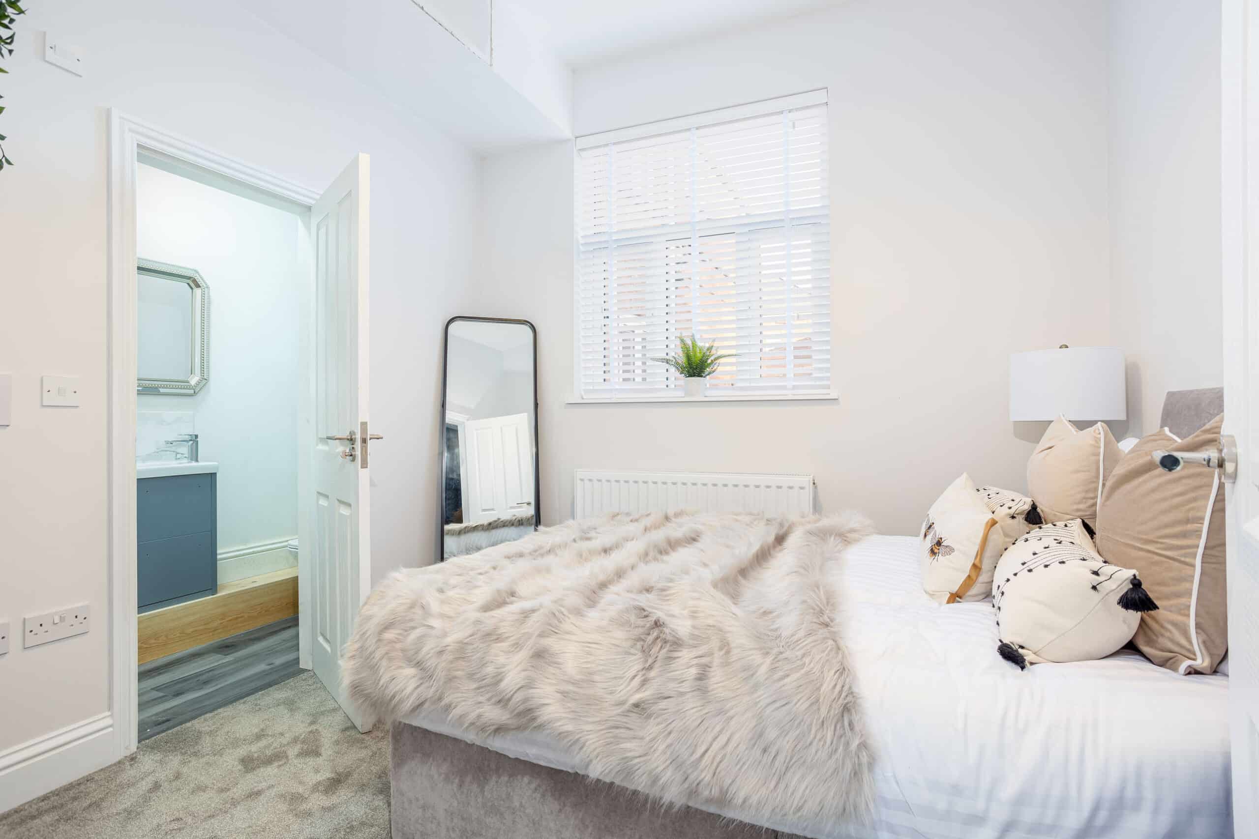 Serviced Accommodation in Grimsby with large double bed and en-suite bathroom in the primary bedroom